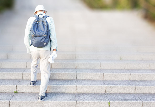 寂しそうな後ろ姿の老人