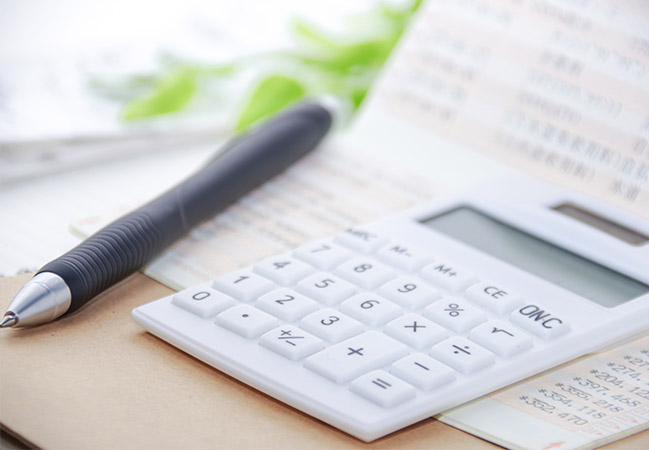 通帳と電卓とペン